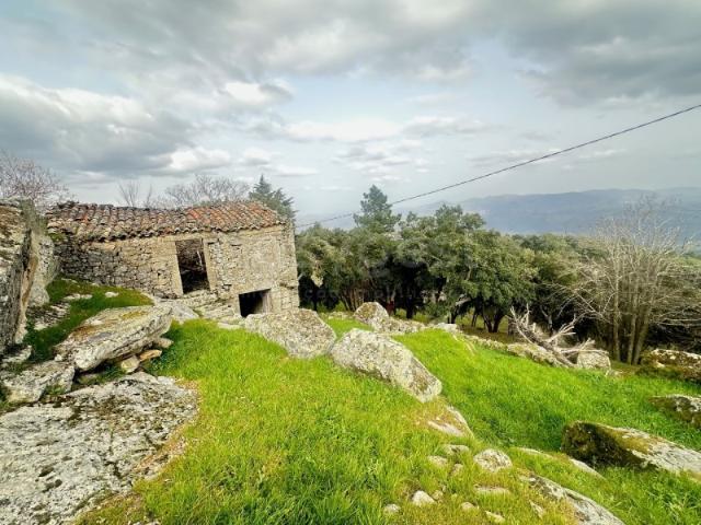 Quintinha de Charme em Lousa Moradia em Granito para Recuperar + Ruína e Terreno Agrícola | Torre de Moncorvo