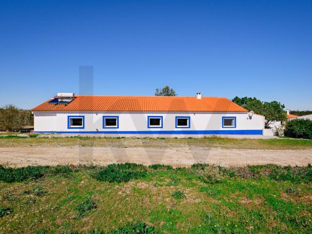 Quintinha fantástica, Moradia com 4 quartos, terreno com 26.000 m2 e piscina!