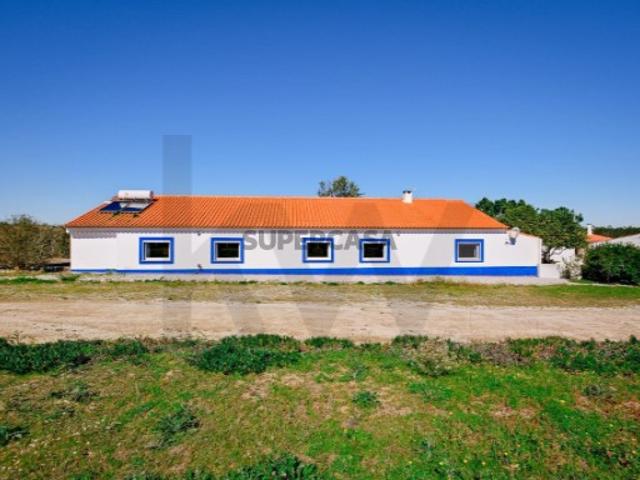 Quintinha fantástica, Moradia com 4 quartos, terreno com 26.000 m2 e piscina!