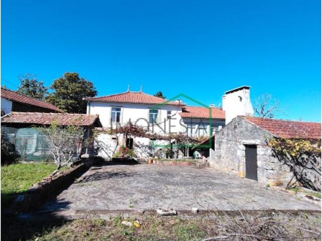 Quintinha localizada em Âncora toda murada com casa em pedra e anexos