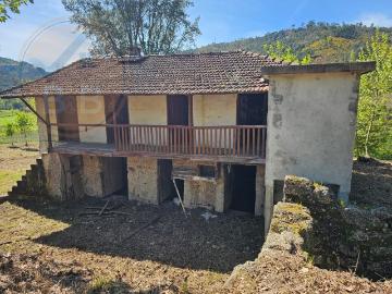 Quintinha próxima a área de lazer e rio de Sta Senhorinha B. 176m² Basto