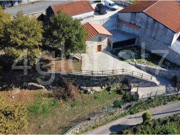 Quintinha Rústica com Casa em Granito e Armazém