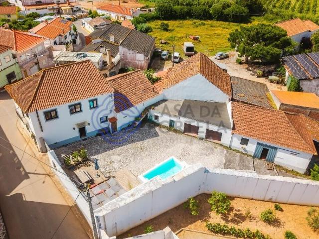 Quintinha T4 com piscina no Peral