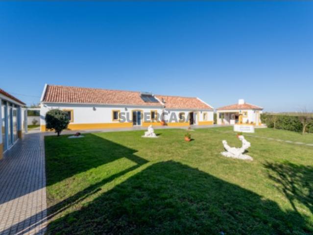 Quintinha T5 inserida em terreno com 1450 m2 junto às praias do Oeste!
