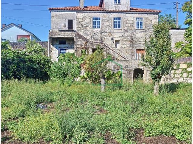 Quintinha toda murada com casa em pedra situada em Riba de Âncora