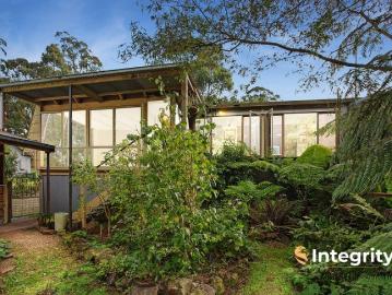 Quirky Country Charm on a Generous Allotment