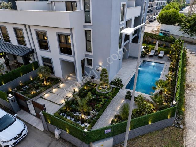 Q'zen Den Geniş Bahçeli Ada Mutfaklı Köşe 270 M2 5+1 Villa