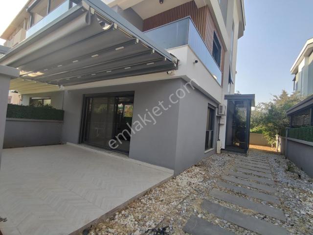 Q'zen Den Merkezi Konumda Bağımsız Bahçeli 210 M2 4+1