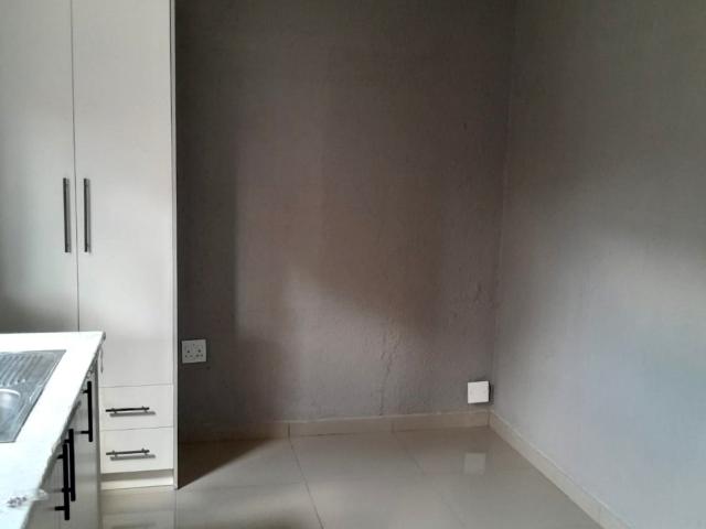 R3 000 | Apartment / Flat For Rent in Roodepoort Central, Roodepoort