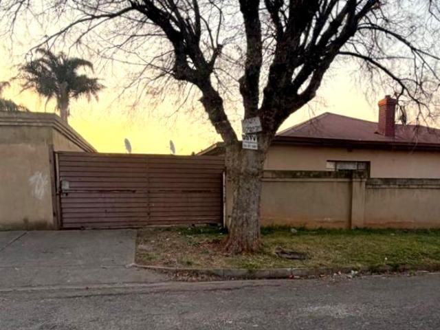 R3 100 | House For Rent in Roodepoort Central, Roodepoort