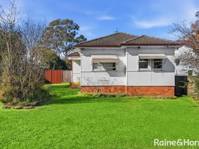 R3 Zoned Opportunity in the Heart of St Marys!