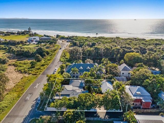 1012m2 R3 Zoned Development Site Boasting 7 Bedroom Family Compound in Belongil!