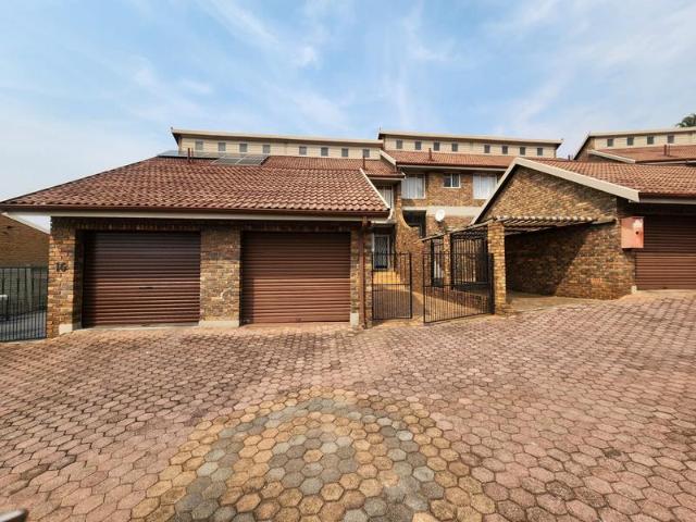 R10 000 | 3 Bedroom Townhouse For Rent in Northcliff, Johannesburg