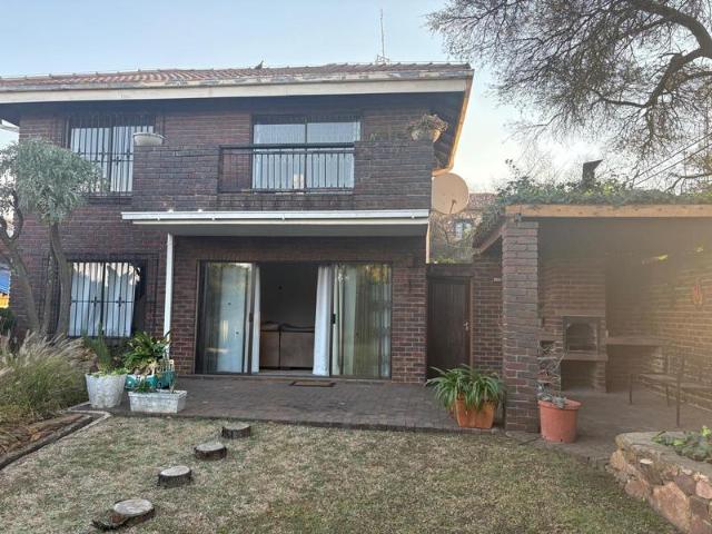 R10 500 | 2 Bedroom Duplex For Rent in Northcliff, Johannesburg