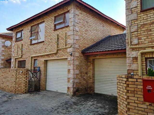 R11 000 | 3 Bedroom Townhouse For Rent in Wilgeheuwel, Roodepoort