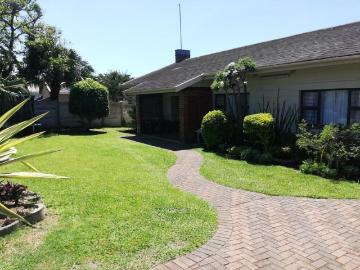 House to rent in Vulamehlo Local Municipality - Garden
