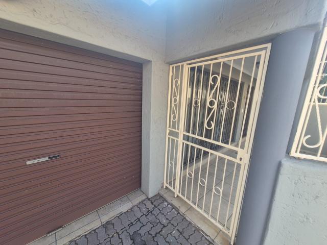 R11 200 | 3 Bedroom Townhouse For Rent in Vanderbijlpark SE 3, Vanderbijlpark