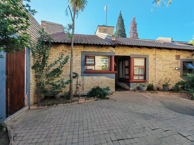 R11 700 | 3 Bedroom Townhouse For Rent in Vanderbijlpark SW 5, Vanderbijlpark