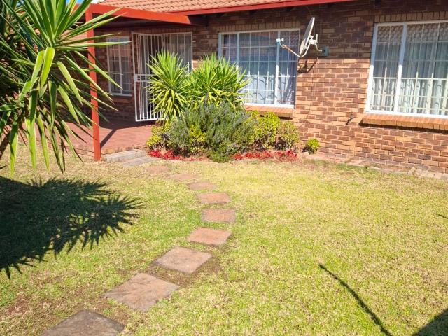 R12 115 | 2 Bedroom Townhouse For Rent in Meyerspark, Pretoria