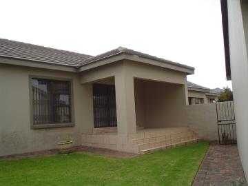 House to rent in Blue Valley Golf and Country Estate - Garden