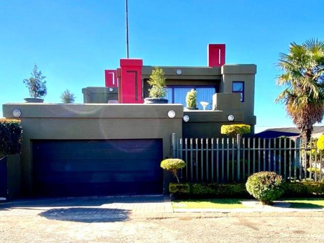 R13 000 | 3 Bedroom House For Rent in Molapo, Soweto