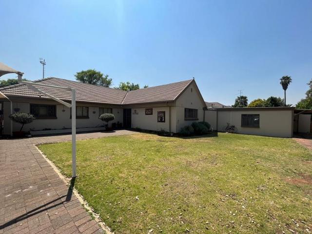 R14 040 | 3 Bedroom House For Rent in Vanderbijlpark SW 5, Vanderbijlpark