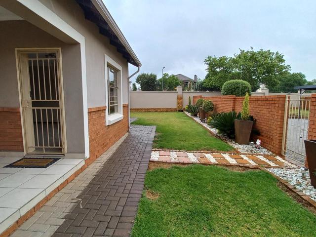 R16 200 | 3 Bedroom Townhouse For Rent in Monavoni, Centurion