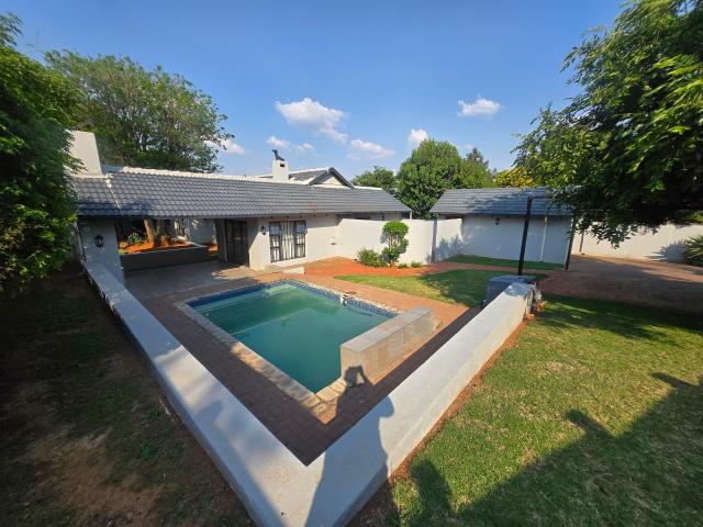 R19 000 | 4 Bedroom House For Rent in Weltevreden Park, Roodepoort