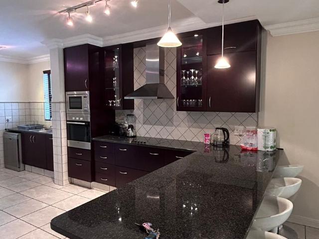 R25 000 | 2 Bedroom Complex For Rent in Bedfordview, Bedfordview