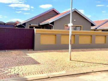 R7 000 | 2 Bedroom House For Rent in Protea North, Soweto