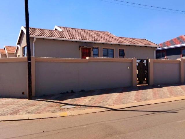 R7 800 | 3 Bedroom House For Rent in Kagiso, Krugersdorp