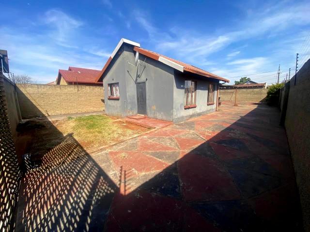 R7 000 | 2 Bedroom House For Rent in Protea North, Soweto