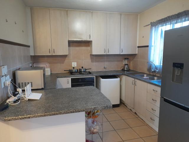 R7,100 pm 2 Bedroom Apartment To Let in Die Hoewes