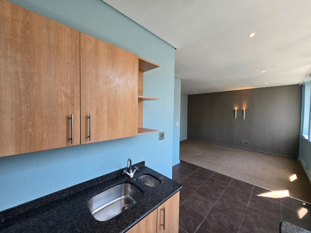 R4 500 | 0.5 Bedroom Apartment / Flat For Rent in Marshalltown, Johannesburg