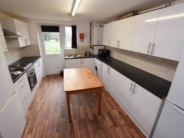 R4 Friars Avenue, Northampton NN4 1 bed in a house share to rent £610 pcm £141 pw
