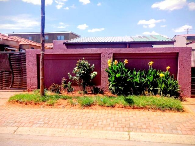 R5 500 | 3 Bedroom House For Rent in Glen Ridge, Soweto