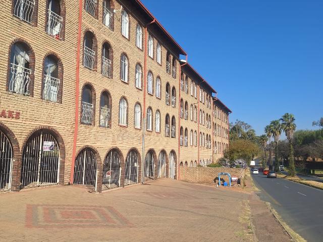 R5 500 | 2 Bedroom Apartment / Flat For Rent in Florida, Roodepoort