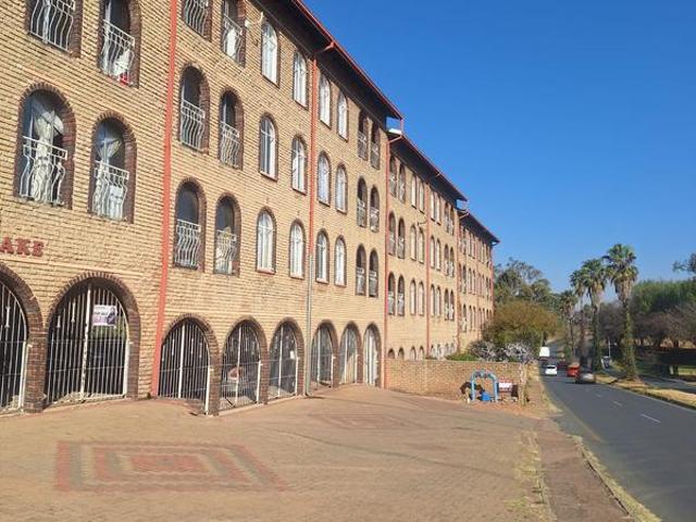 R5 500 | 2 Bedroom Apartment / Flat For Rent in Florida, Roodepoort