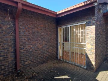 R5,500 pm 1 Bedroom Garden Cottage To Let in Three Rivers