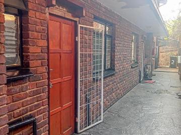 R5 250 | 2 Bedroom Apartment / Flat For Rent in Rosettenville, Johannesburg