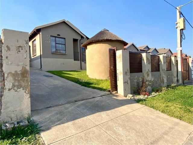 R6 000 | 2 Bedroom House For Rent in Fleurhof, Roodepoort