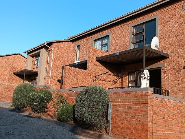 R8 500 | 2 Bedroom Townhouse For Rent in Helderkruin, Roodepoort