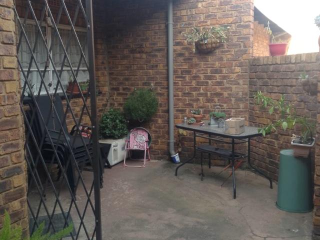 R8 200 | 2 Bedroom Townhouse For Rent in Petersfield, Springs