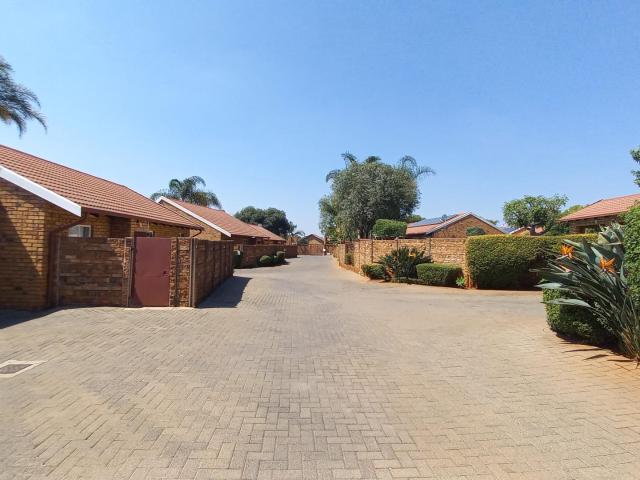 R9 500 | 2 Bedroom Townhouse For Rent in Rooihuiskraal North, Centurion