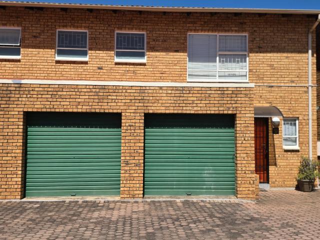 R9 800 | 3 Bedroom Townhouse For Rent in Rangeview, Krugersdorp