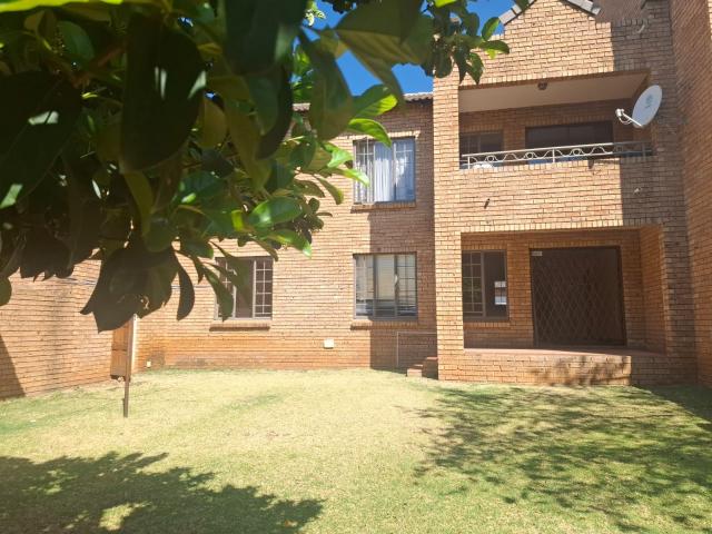 R9 900 | 3 Bedroom Townhouse For Rent in Olympus AH, Pretoria