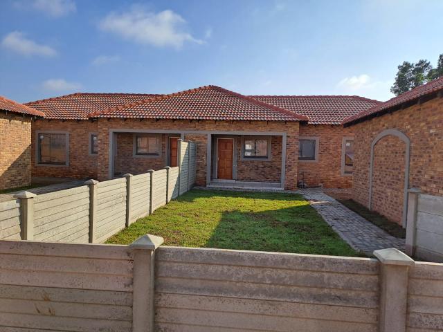 R9 900 | 3 Bedroom Townhouse For Rent in Riversdale, Meyerton