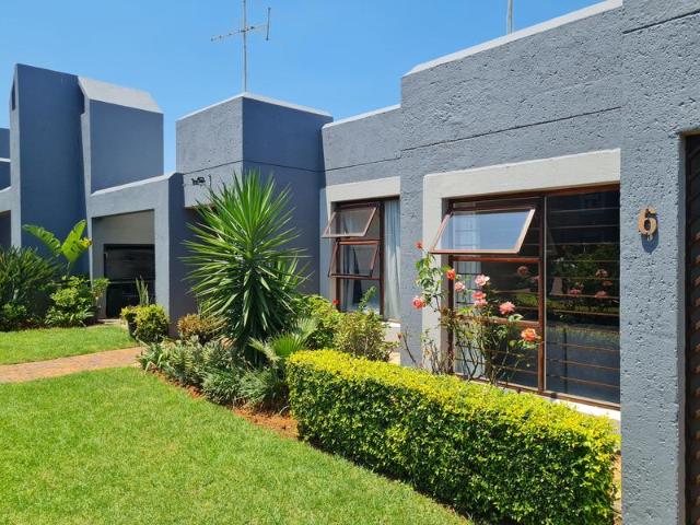 R9 000 | 2 Bedroom Townhouse For Rent in Weltevreden Park, Roodepoort