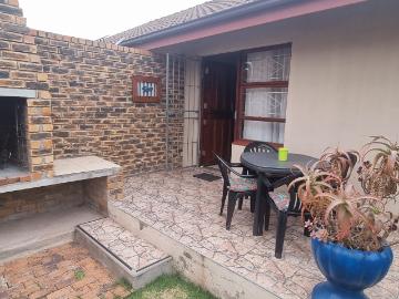 R9,000 pm 2 Bedroom Apartment To Let in Saldanha Central