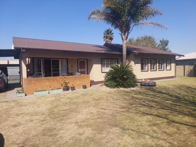 R9 100 | 3 Bedroom House For Rent in Vanderbijlpark SE 1, Vanderbijlpark